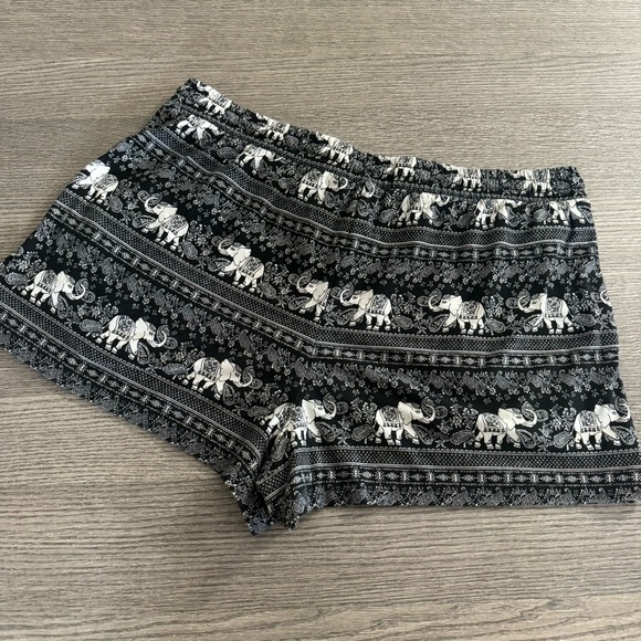 Mudd Shorts Size XL Junior Drawstring Pockets Black/White elephant print - Picture 4 of 4